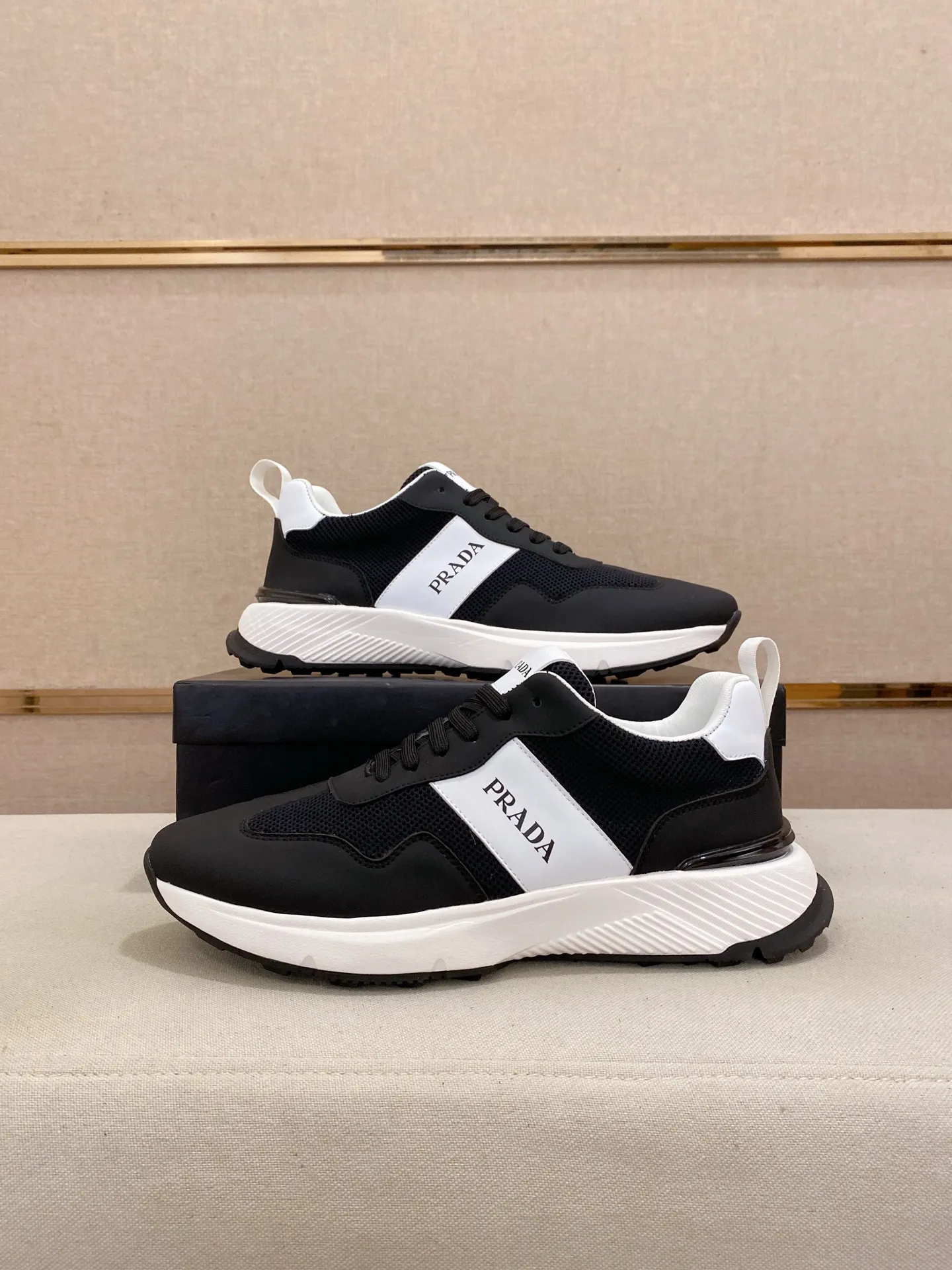 Men's shoes 💰 442💰 ✔️✔️✔️The new PRADA (Prada) counters are launched simultaneously. The new men's shoes and 😘fabrics are made of selected cowhide and waterproof and breathable fabrics. Lining: Breathable mesh lining. 👍🏿 High-end ☄️ air-cushion molded anti-slip rubber outsole, exquisite lines, simple and elegant, comfortable and high-end for leisure travel. Code number: 38 to 44 (45 can be customized and cannot be returned or exchanged)